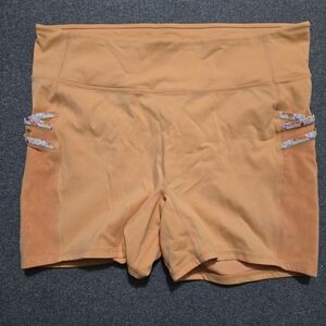 NWT Fabletics Trinity Mid-rise Pocket 5" Short